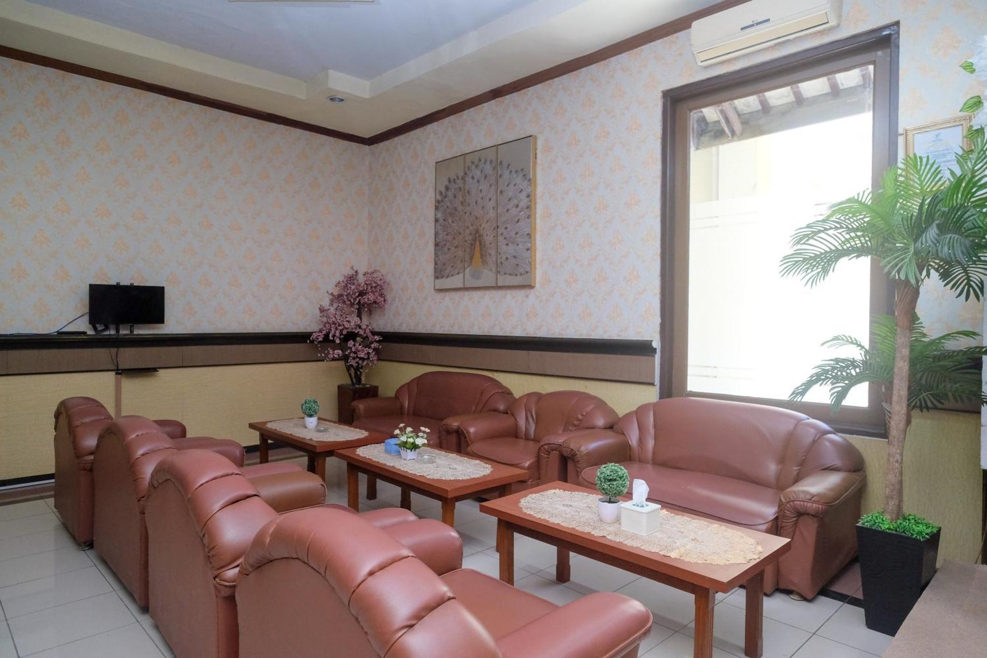 Urbanview Hotel Dedy Jaya Brebes Exteriör bild