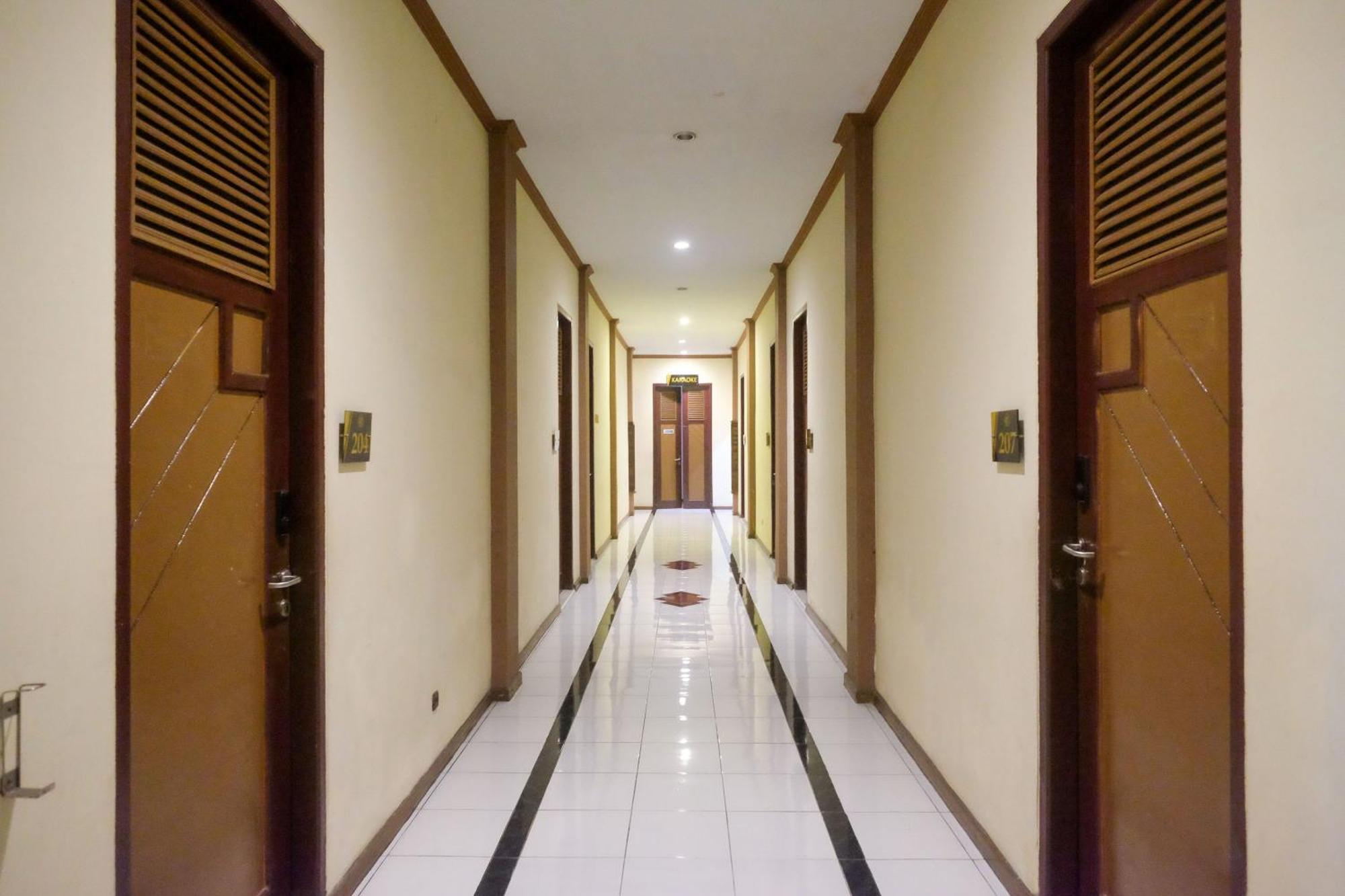 Urbanview Hotel Dedy Jaya Brebes Exteriör bild