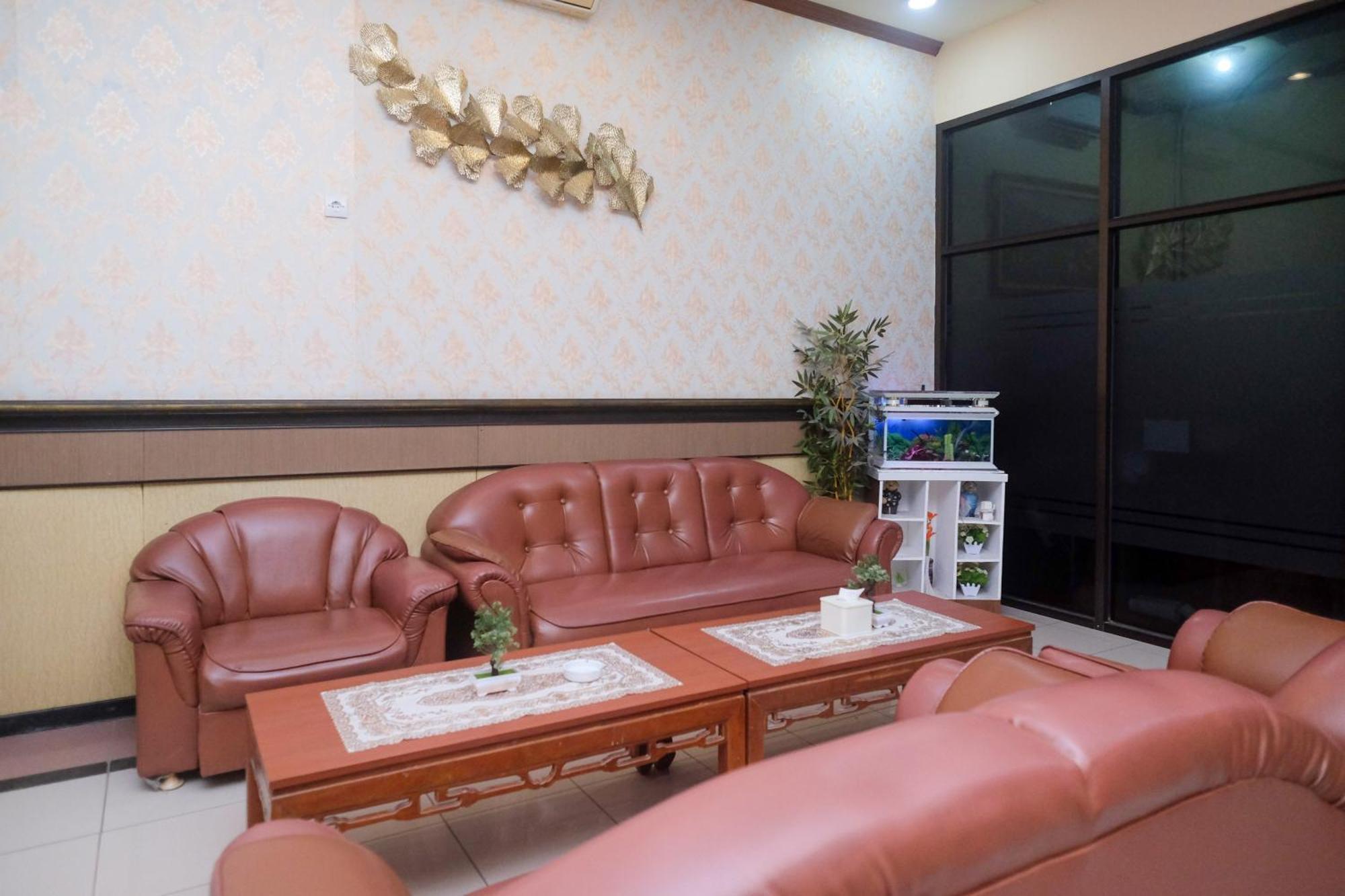 Urbanview Hotel Dedy Jaya Brebes Exteriör bild