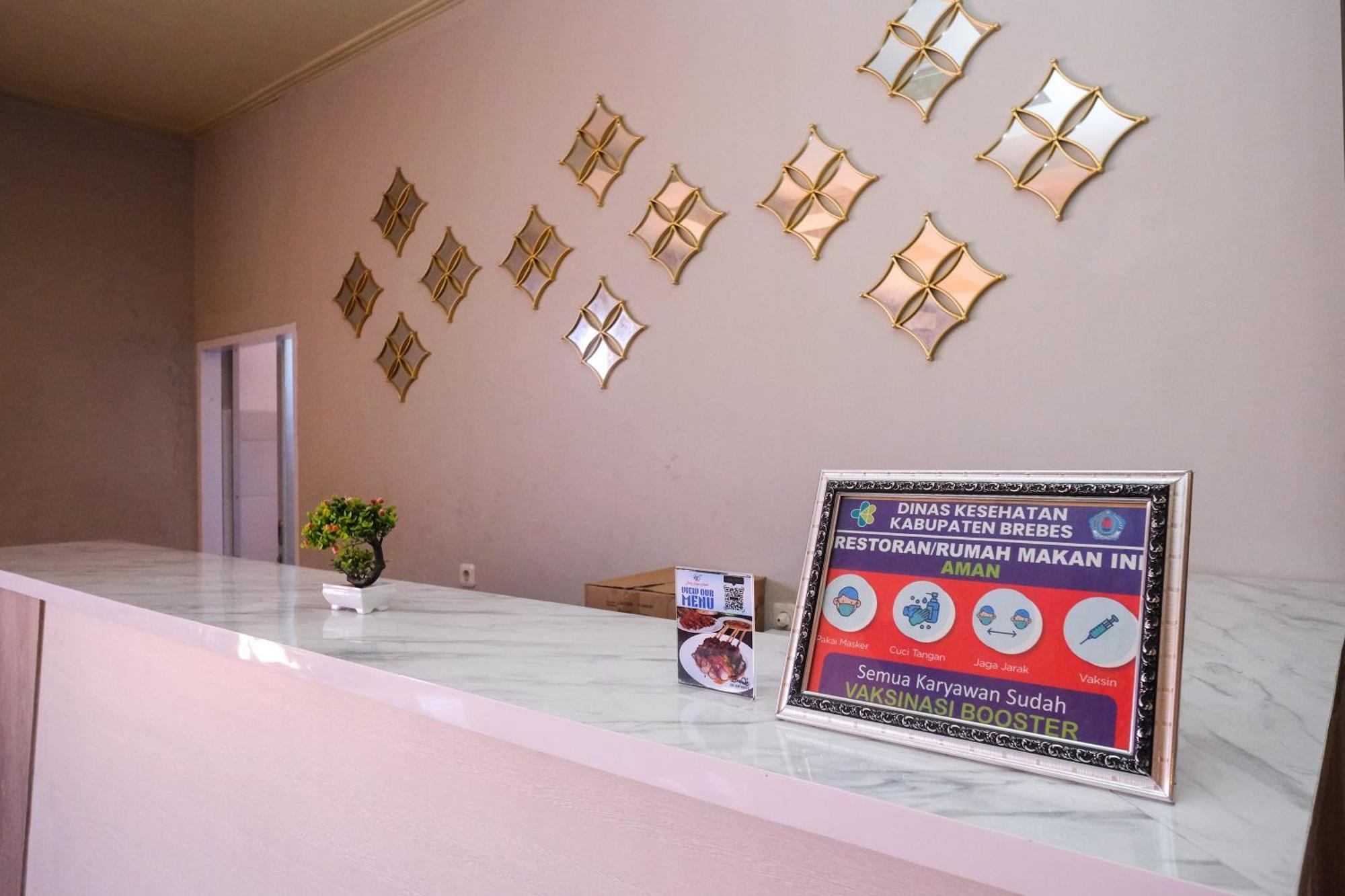 Urbanview Hotel Dedy Jaya Brebes Exteriör bild