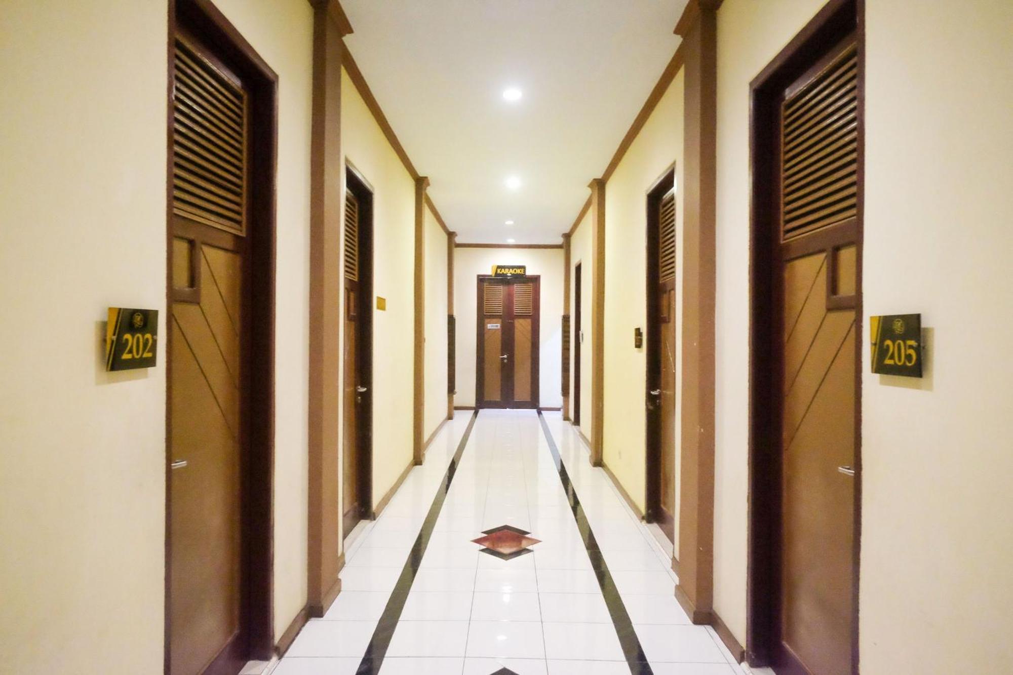 Urbanview Hotel Dedy Jaya Brebes Exteriör bild