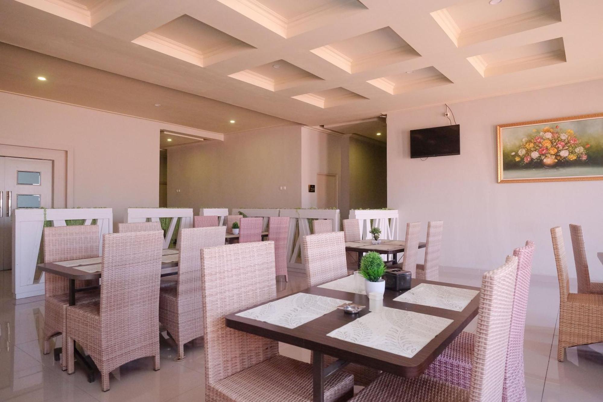 Urbanview Hotel Dedy Jaya Brebes Exteriör bild