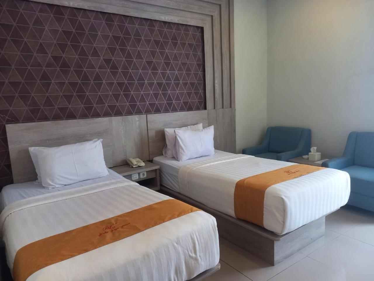 Urbanview Hotel Dedy Jaya Brebes Exteriör bild