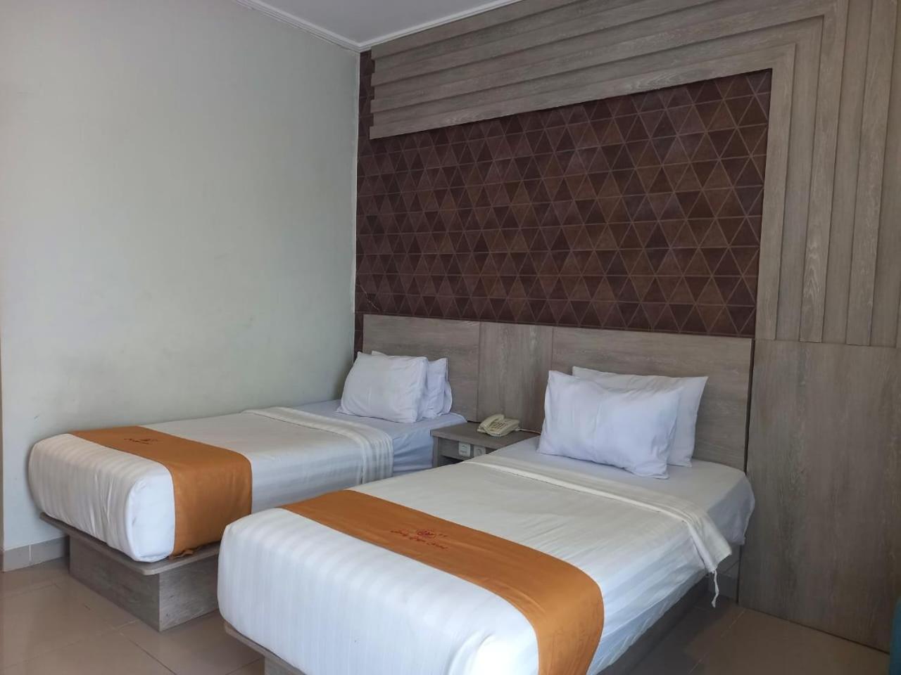 Urbanview Hotel Dedy Jaya Brebes Exteriör bild