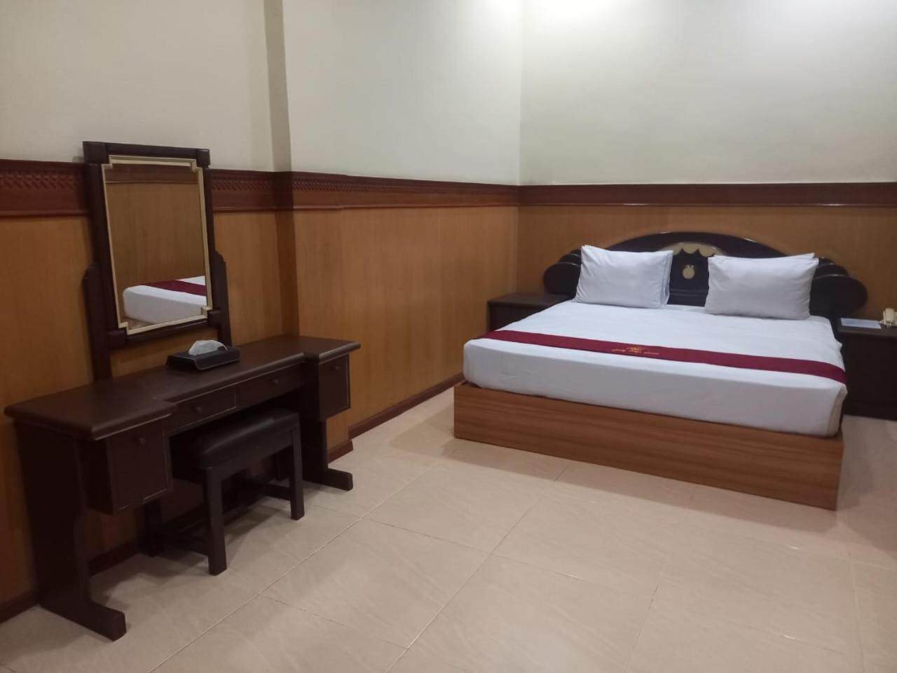 Urbanview Hotel Dedy Jaya Brebes Exteriör bild