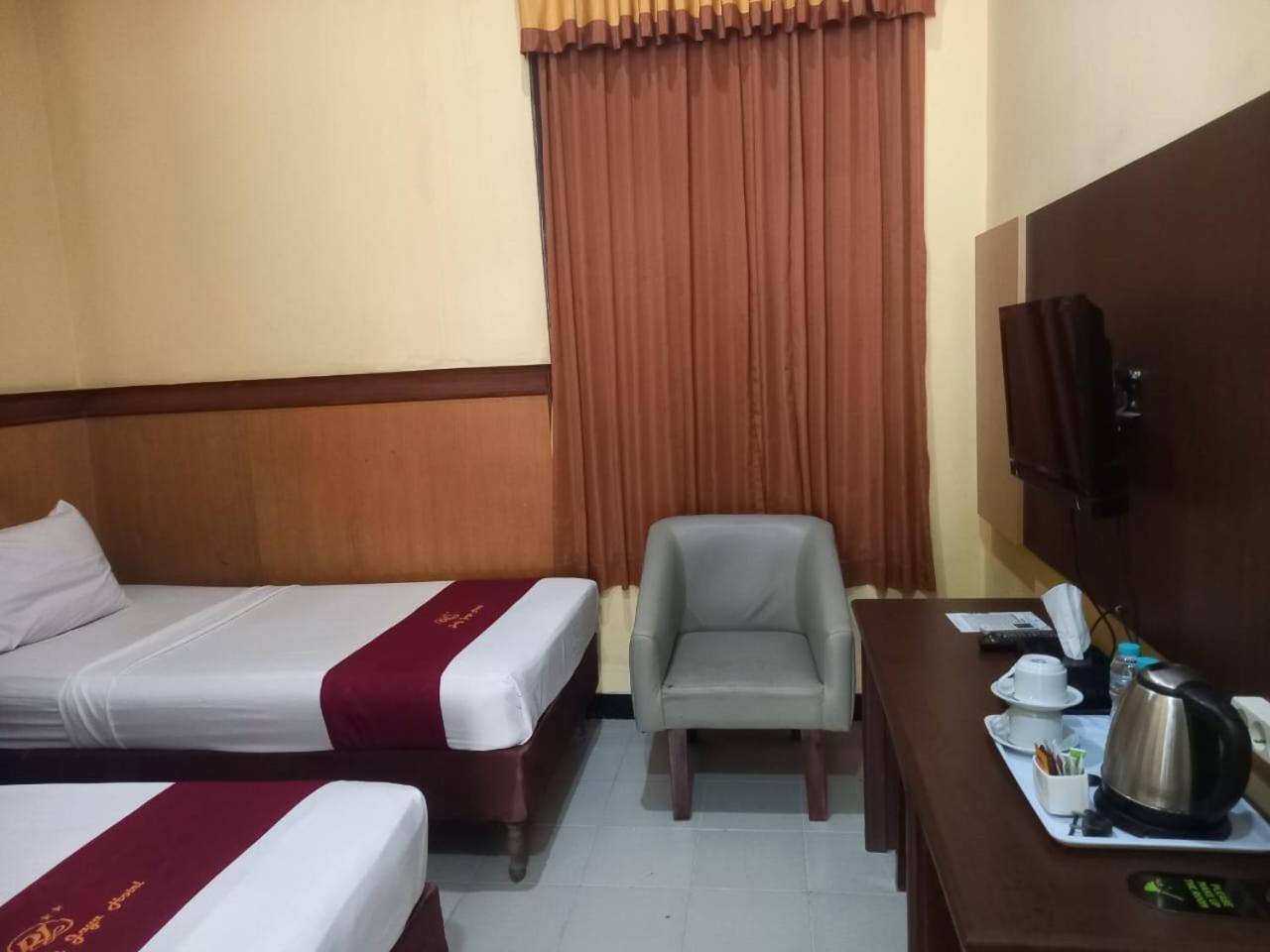 Urbanview Hotel Dedy Jaya Brebes Exteriör bild