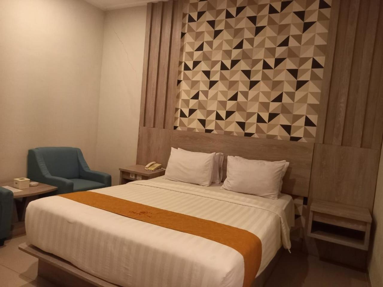 Urbanview Hotel Dedy Jaya Brebes Exteriör bild