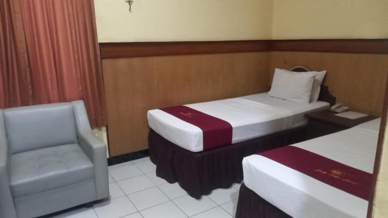 Urbanview Hotel Dedy Jaya Brebes Exteriör bild