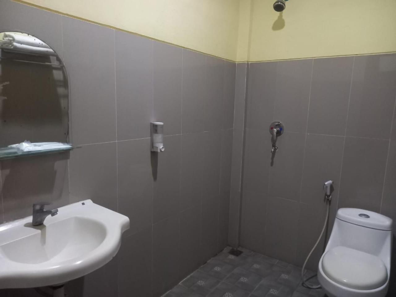 Urbanview Hotel Dedy Jaya Brebes Exteriör bild