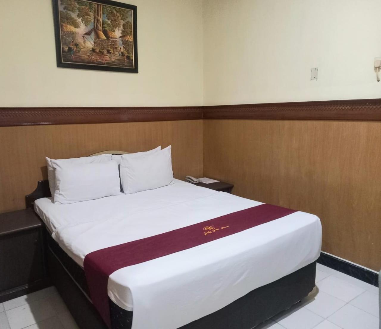 Urbanview Hotel Dedy Jaya Brebes Exteriör bild