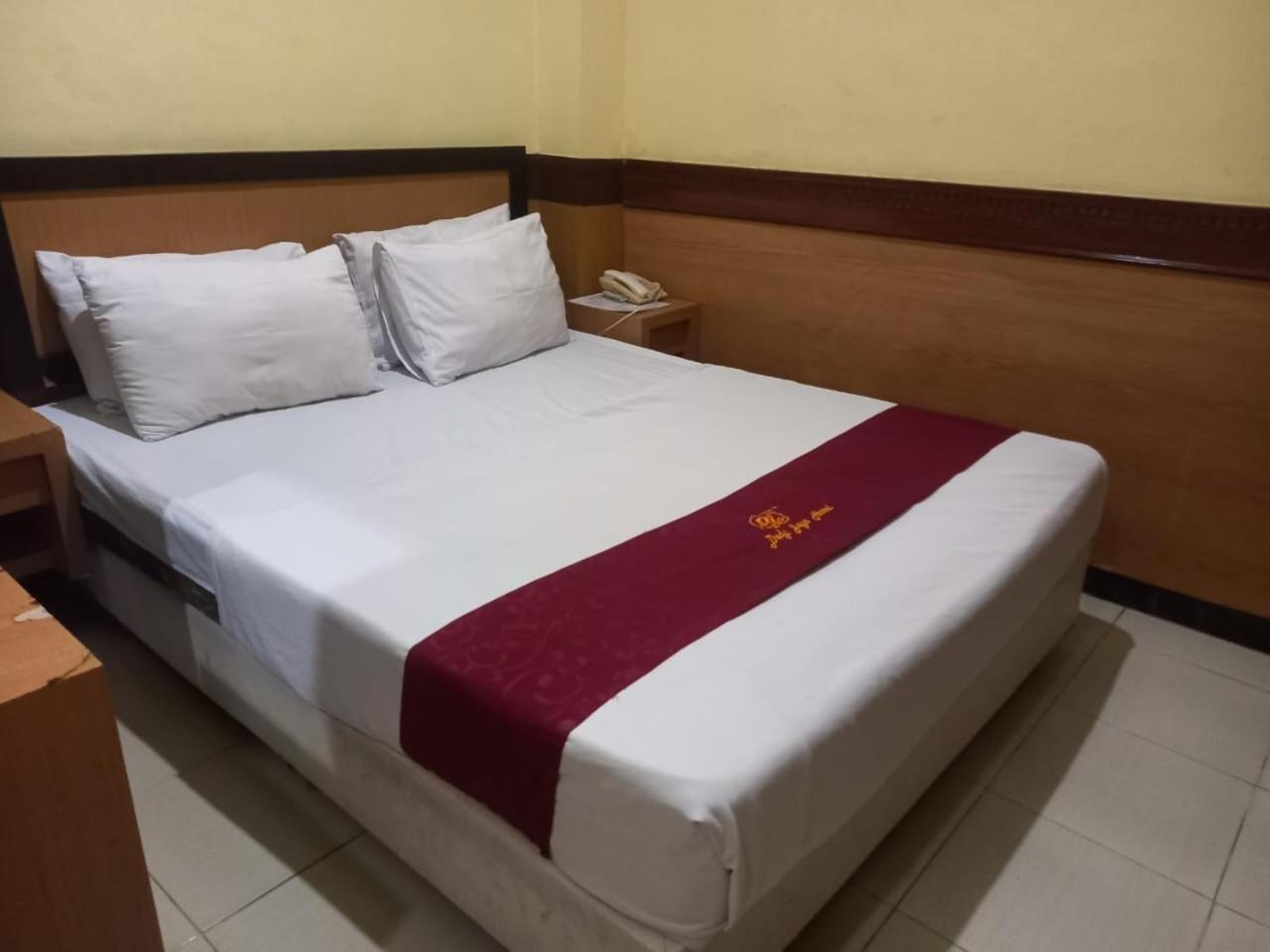 Urbanview Hotel Dedy Jaya Brebes Exteriör bild